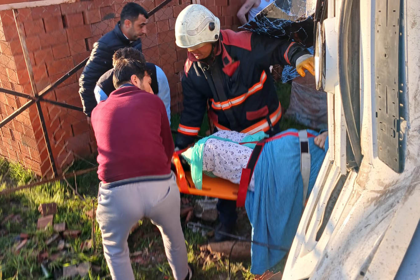 	Malatya'da otobüs şarampole devrildi: 19 yaralı