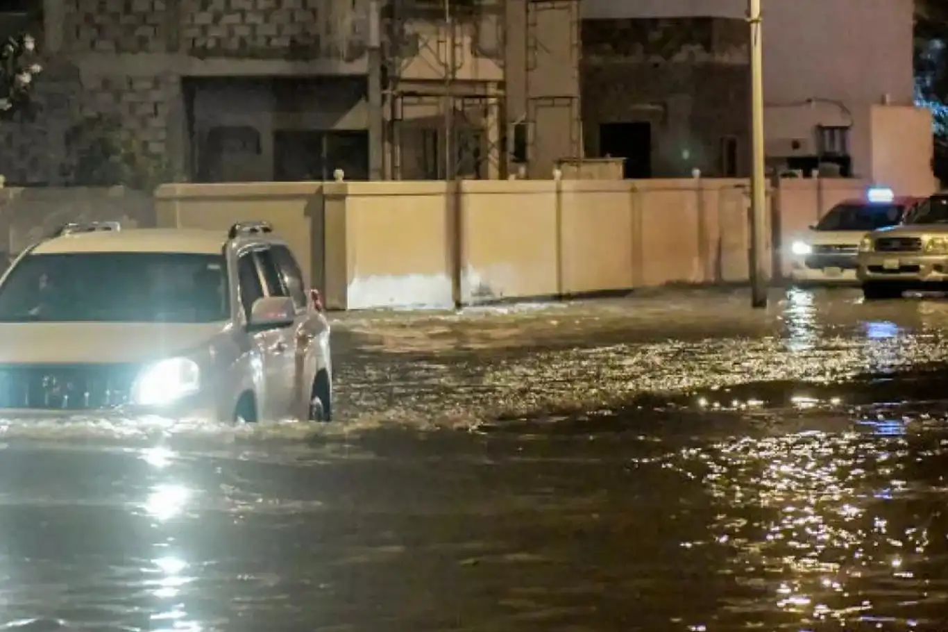 ارتفاع حصيلة الضحايا إلى 18 شخصًا جراء السيول بعد أمطار غزيرة في عُمان