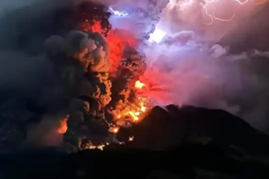 اندونيسيا: انفجارات متتالية في بركان روانج