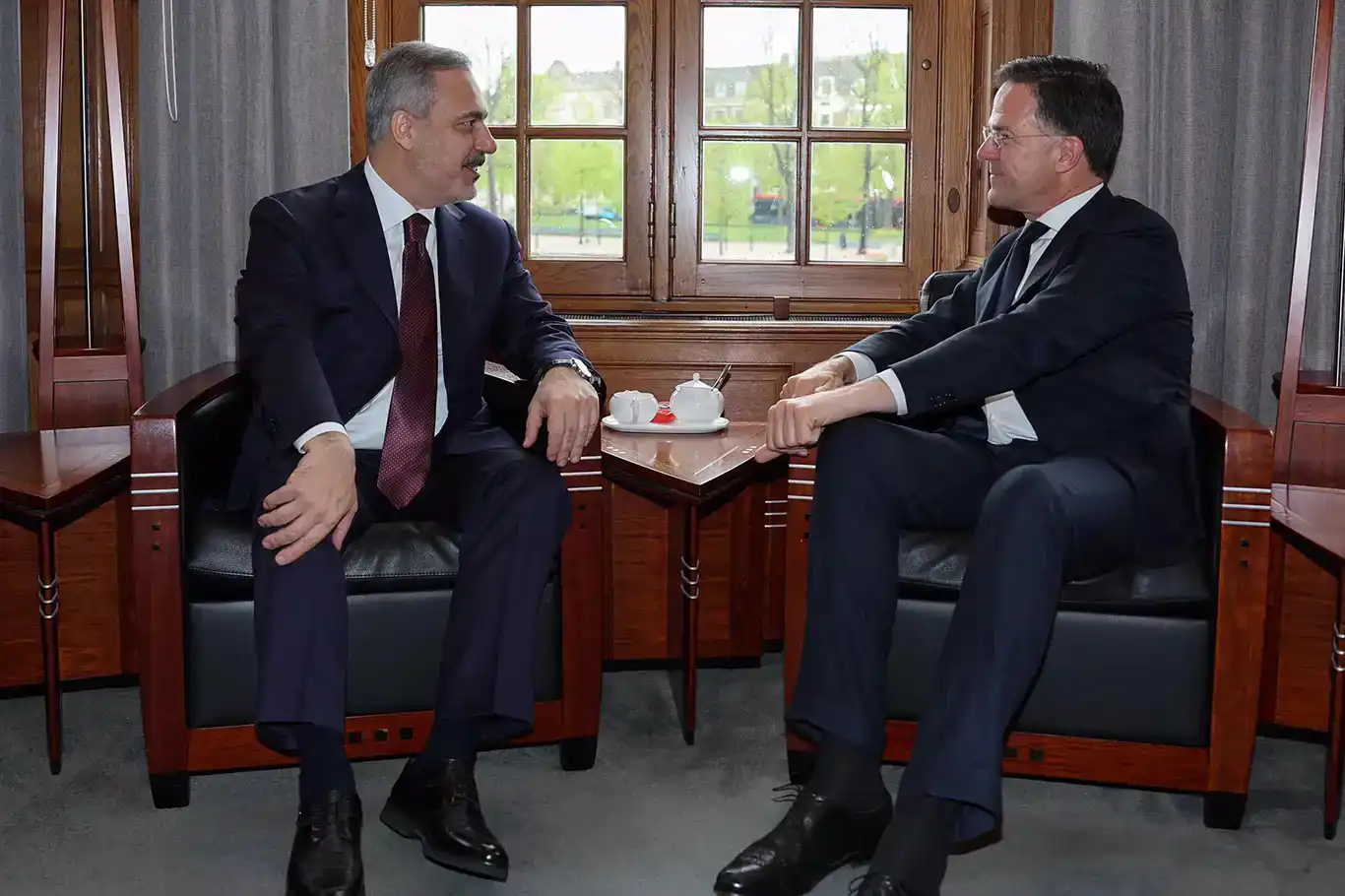 وزير الخارجية التركي فيدان يلتقي برئيس الوزراء الهولندي روته