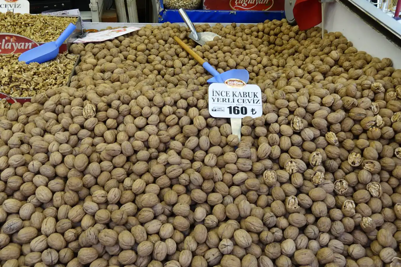 Bayramlık tatlıların vazgeçilmezi ceviz tezgâha çıktı Bayramlık tatlıların vazgeçilmezi ceviz tezgâha çıktı