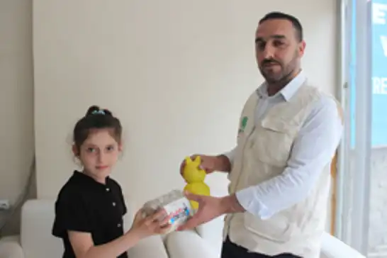 10 yaşındaki kız çocuğu kumbarasını Gazze'ye bağışladı