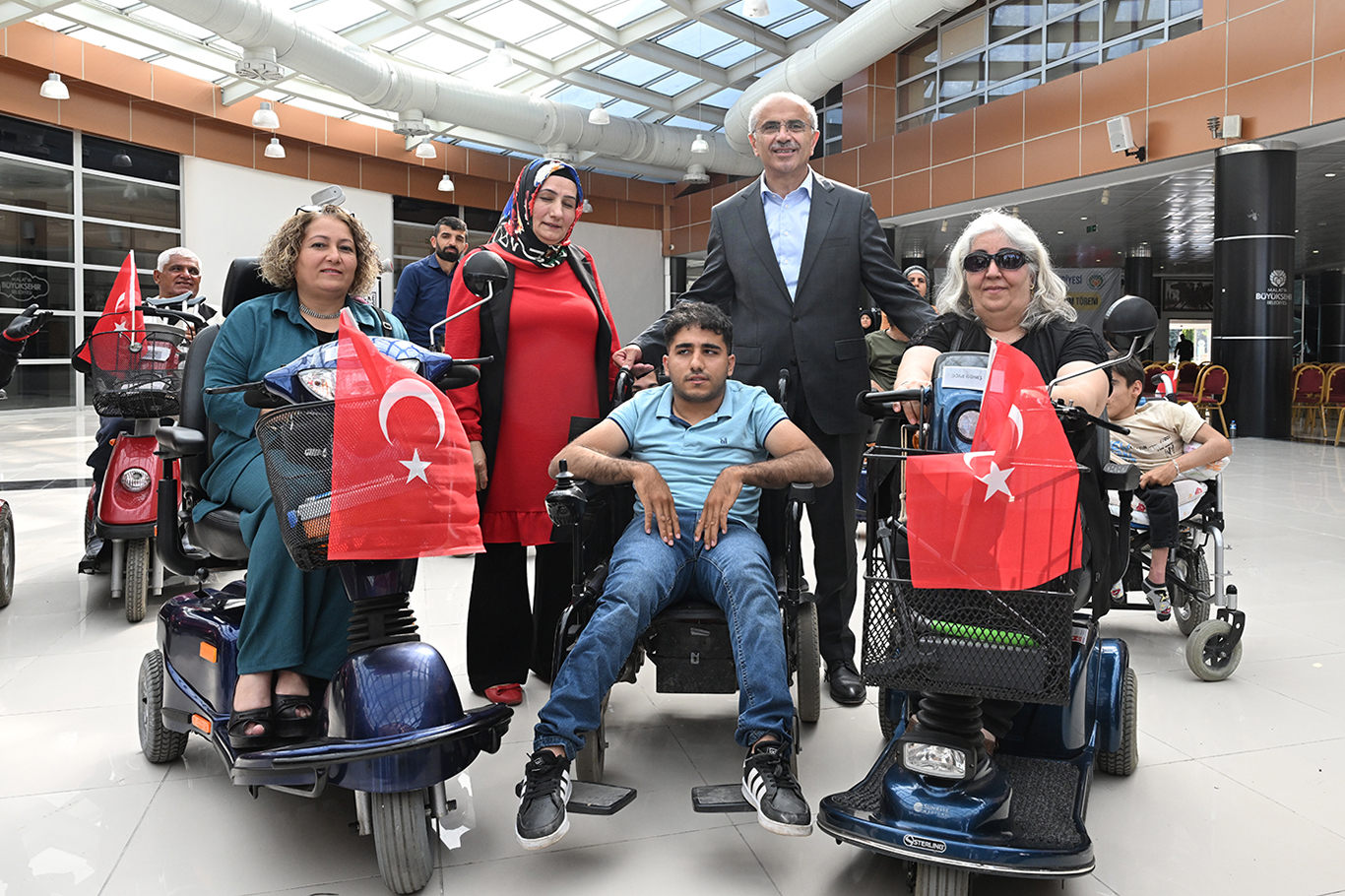 Malatya'da 50 adet akülü engelli aracı dağıtıldı Malatya'da 50 adet akülü engelli aracı dağıtıldı