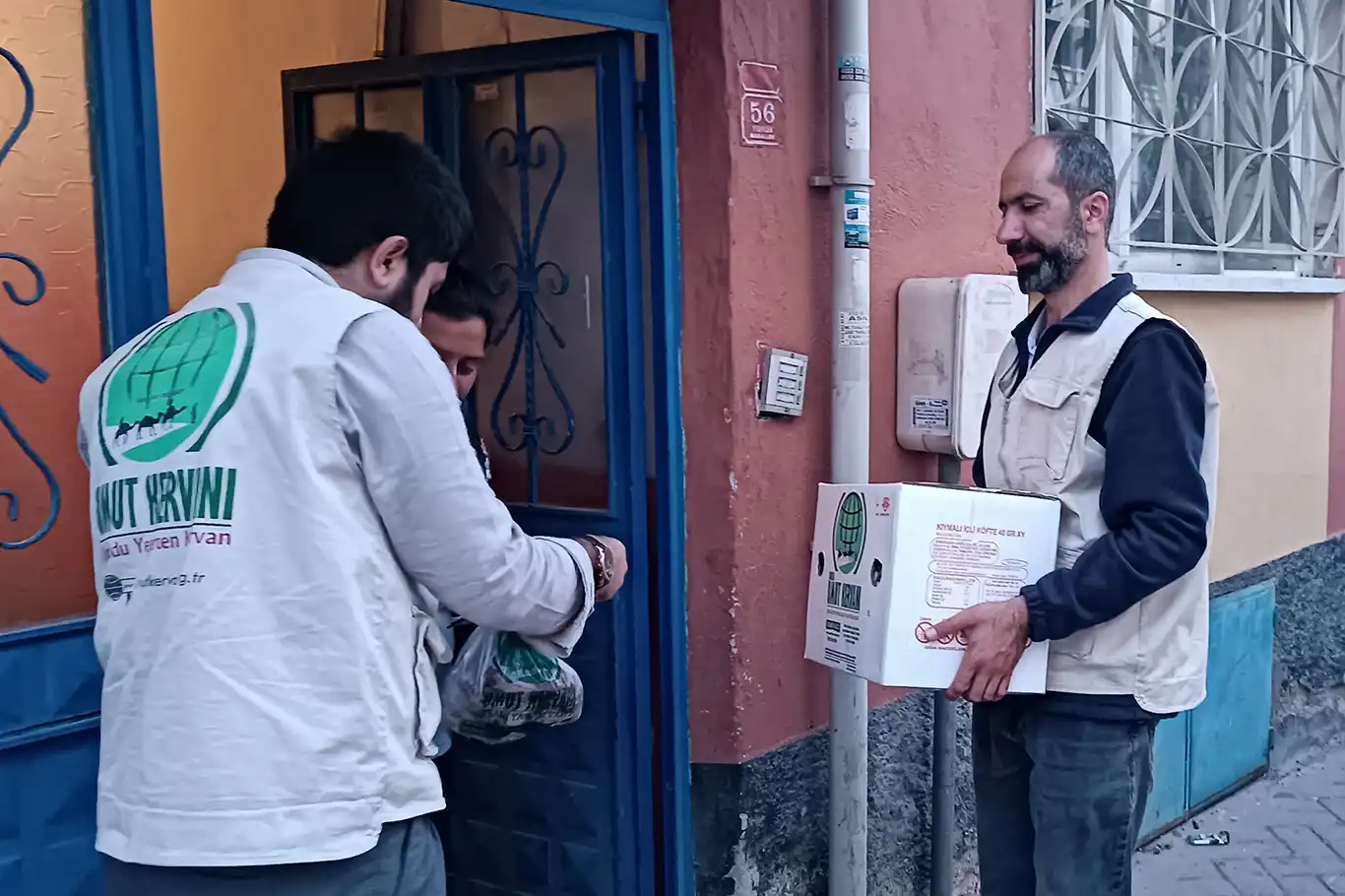 Umut Kervanı Eskişehir'de ihtiyaç sahiplerinin yüzünü güldürmeye devam ediyor