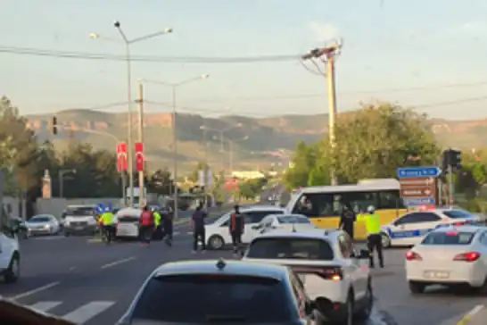 Mardin’de iki otomobil kafa kafaya çarpıştı 