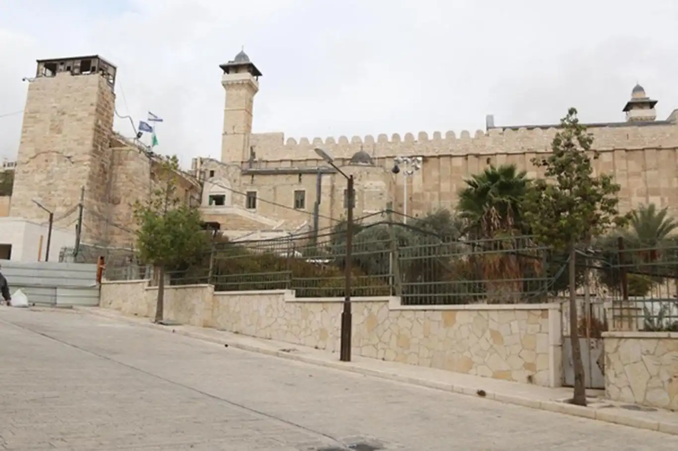 النظام الصهيوني يغلق المسجد الإبراهيمي أمام المصلين