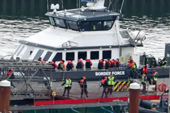 Manş Denizi’ni geçmeye çalışan teknede 5 göçmen öldü 