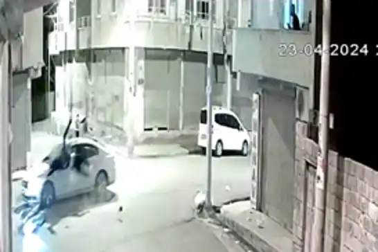 Mardin’de otomobil ile motosikletin çarpışma anı güvenlik kamerasına yansıdı