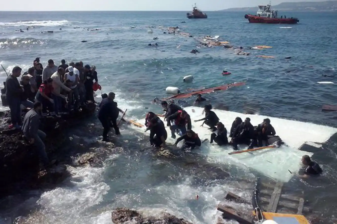 Avrupa'ya gitmek için Orta Akdeniz'i geçmeye çalışan yüzlerce göçmen hayatını kaybetti