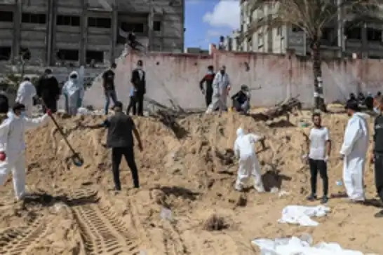 انتشال مئات من جثامين الشهداء المتحللة بينها لأطفال بمجمع ناصر في خانيونس