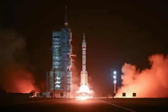 الصين تطلق المركبة الفضائية شنتشو-18