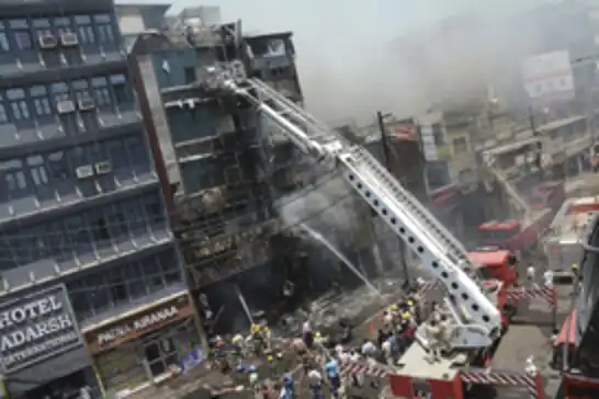 Hindistan'da bir otelde çıkan yangında 6 kişi öldü 