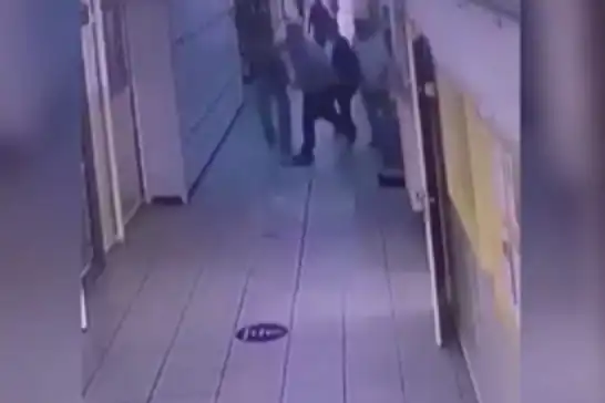 Okul koridorunda öğretmene yumrukla saldıran öğrenci velisi gözaltına alındı