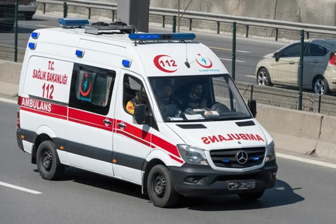 Sakarya'da devrilen otobüste 12 kişi yaralandı
