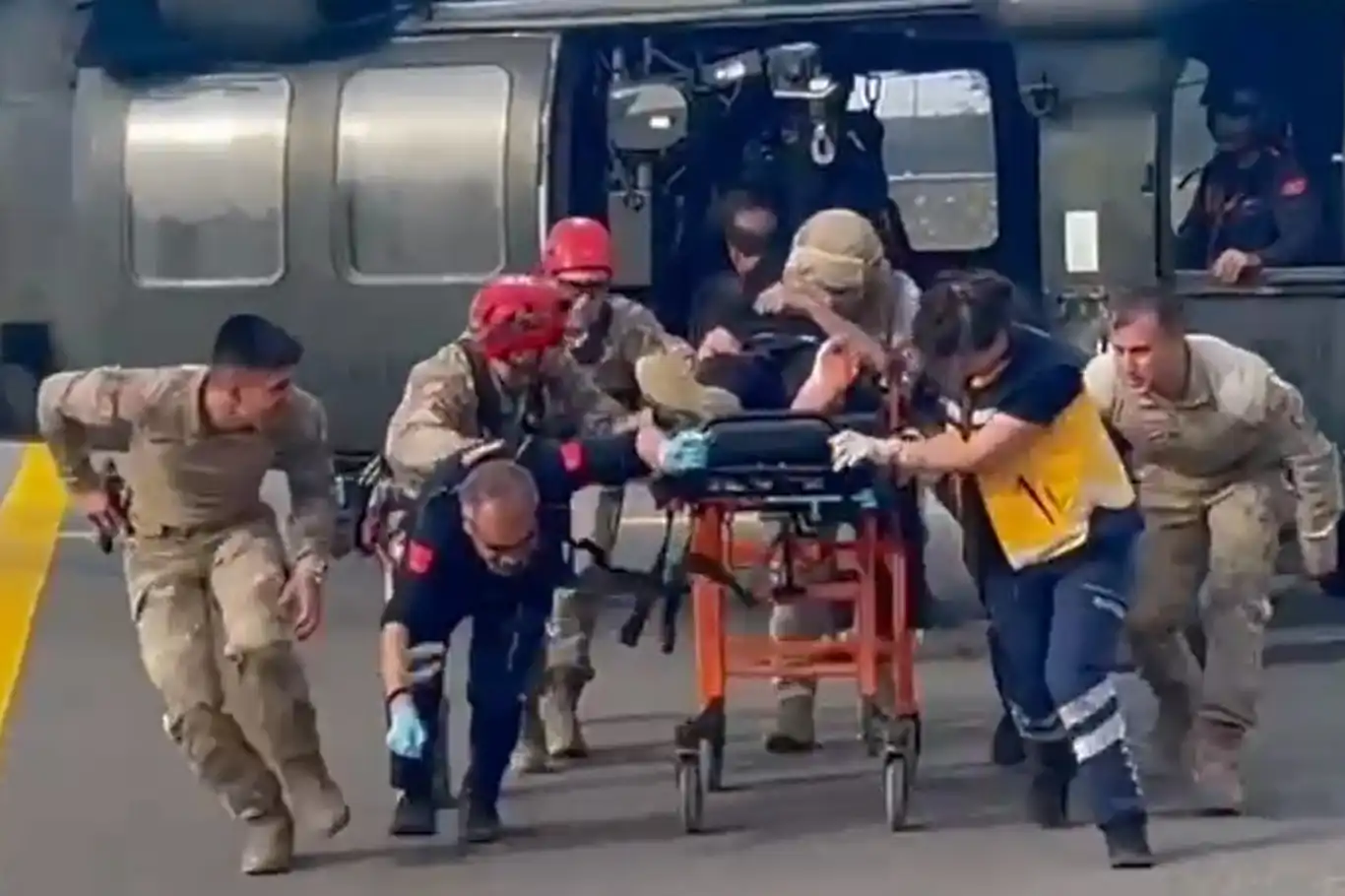 Mereto Dağı'nda pancar toplarken yılanın soktuğu şahıs helikopterle kurtarıldı