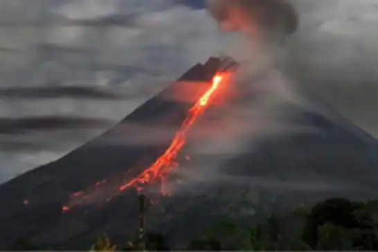 Endonezya'daki Ibu Yanardağı patladı