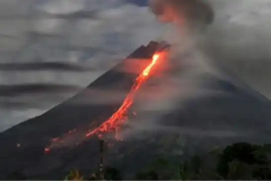 ثوران بركان "إيبو" في إندونيسيا