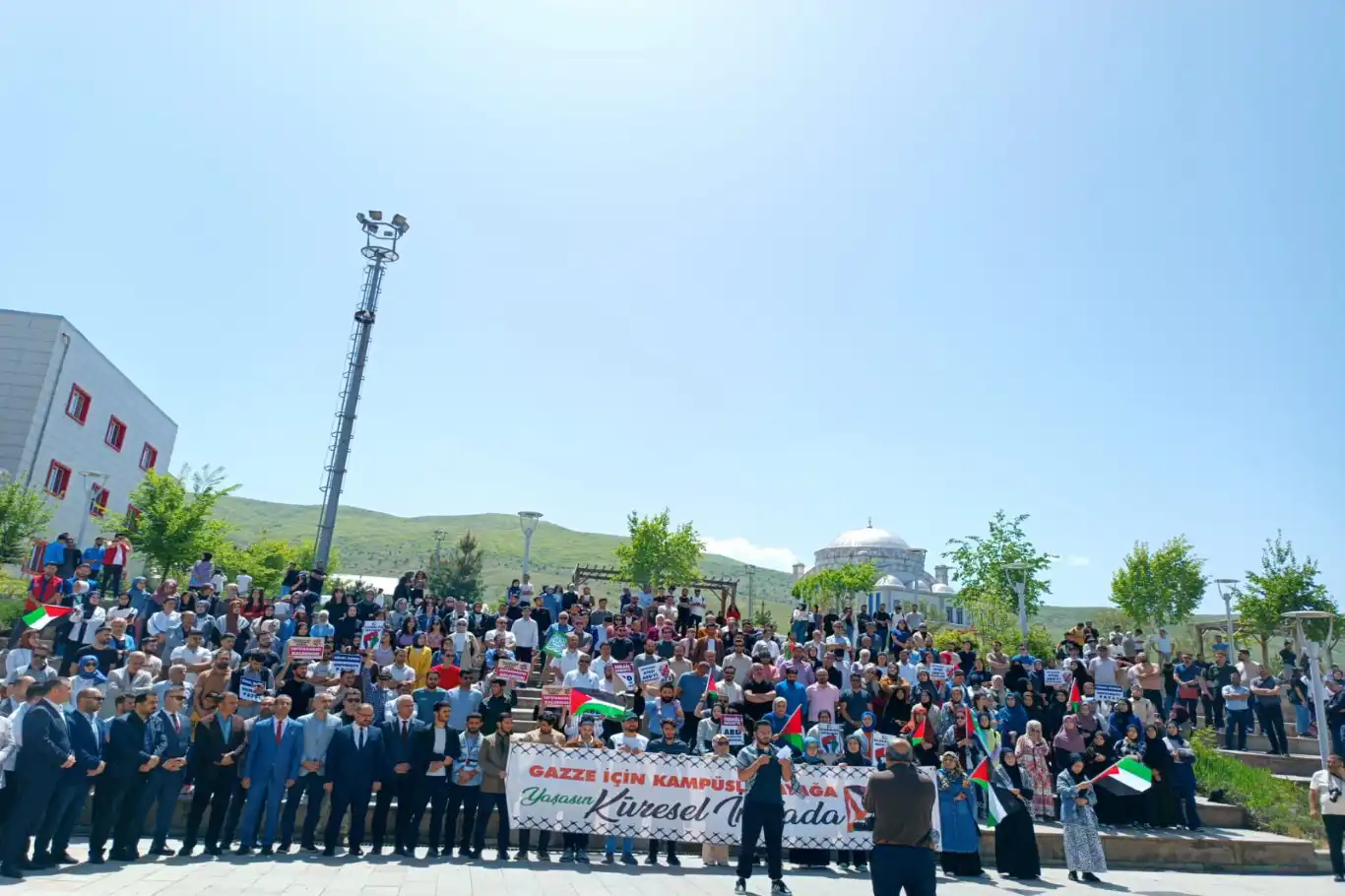 Muş'taki öğrenci ve akademisyenlerden ABD'de eylem yapan öğrencilere destek