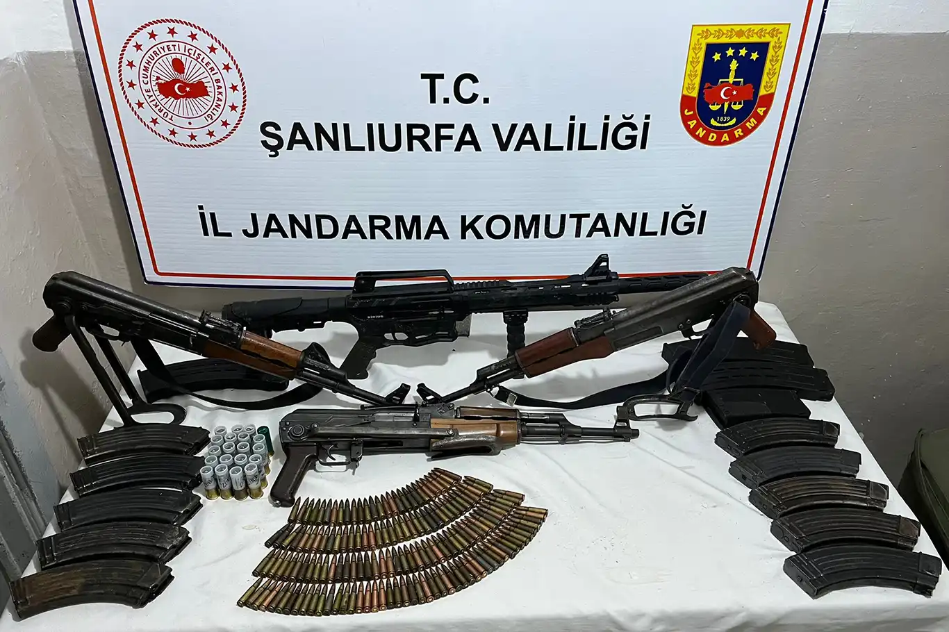 Şanlıurfa'da bir ahırda silah ve mühimmat ele geçirildi Şanlıurfa'da bir ahırda silah ve mühimmat ele geçirildi