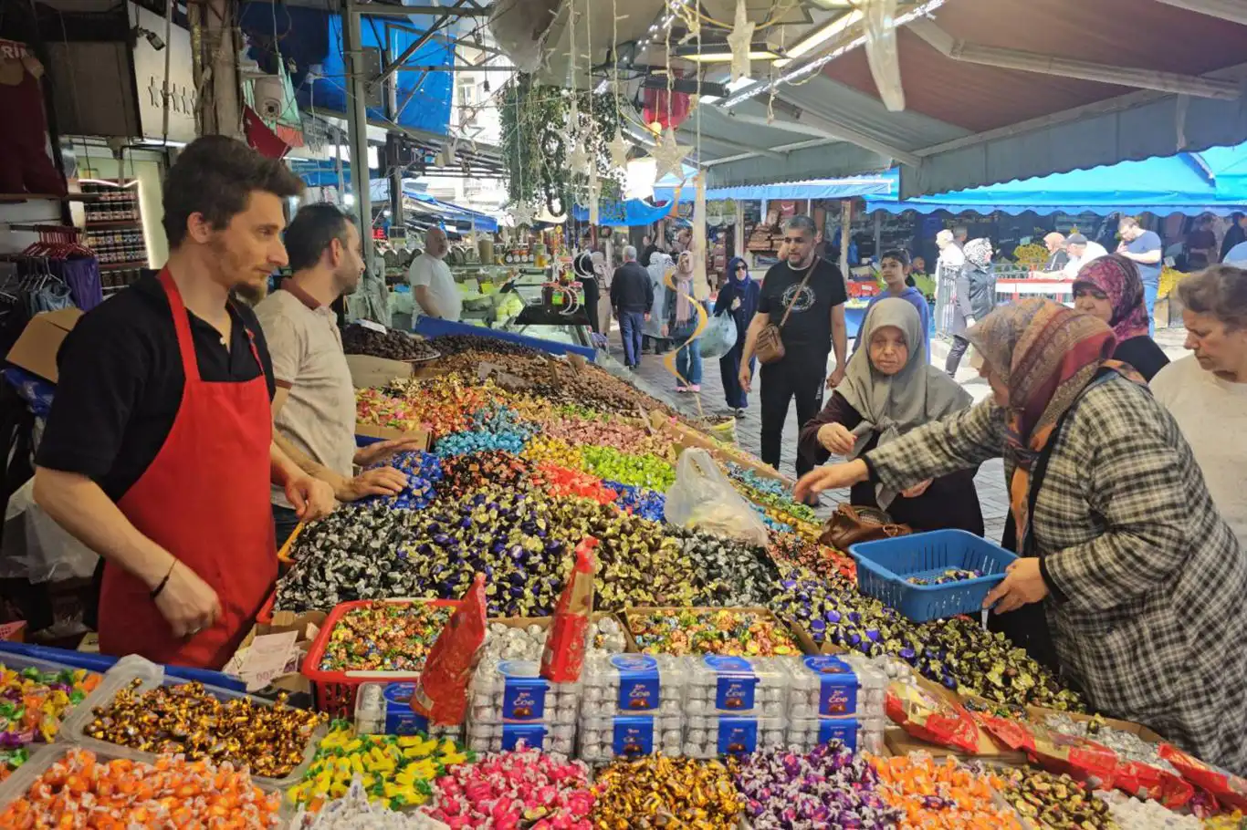 Bursa'da bayram şekerleri tezgahları renklendirdi Bursa'da bayram şekerleri tezgahları renklendirdi