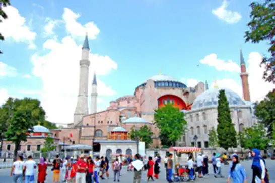 Türkiye's tourism income rises by 5.4% in first quarter of 2024