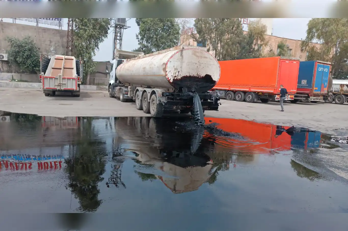 Mardin’de kazaya karışan tankerden 26 ton fiorin yağı yola savruldu 