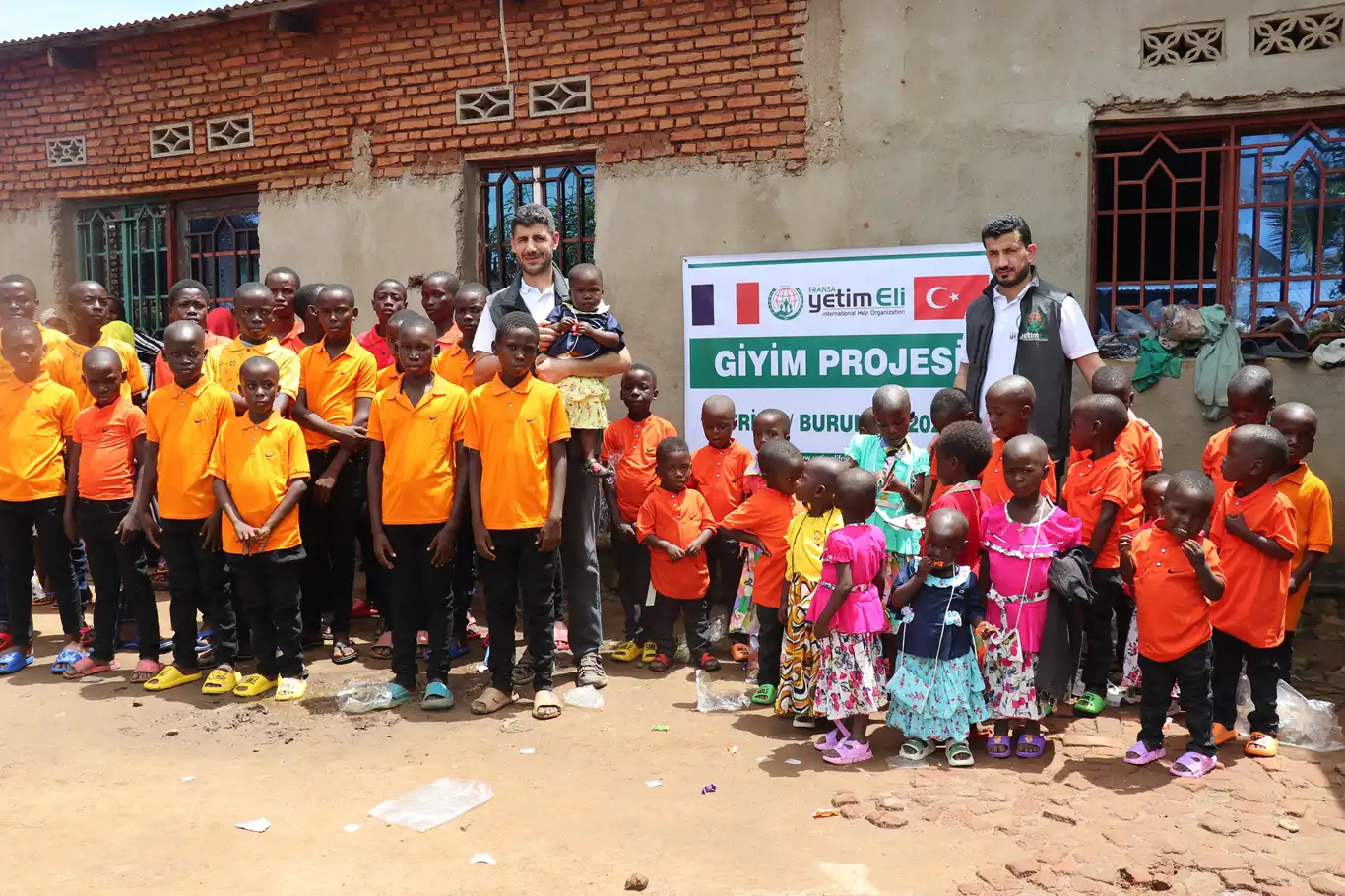 Fransa Yetim Eli'nden Burundi'de bayramlık giyim yardımı Fransa Yetim Eli'nden Burundi'de bayramlık giyim yardımı