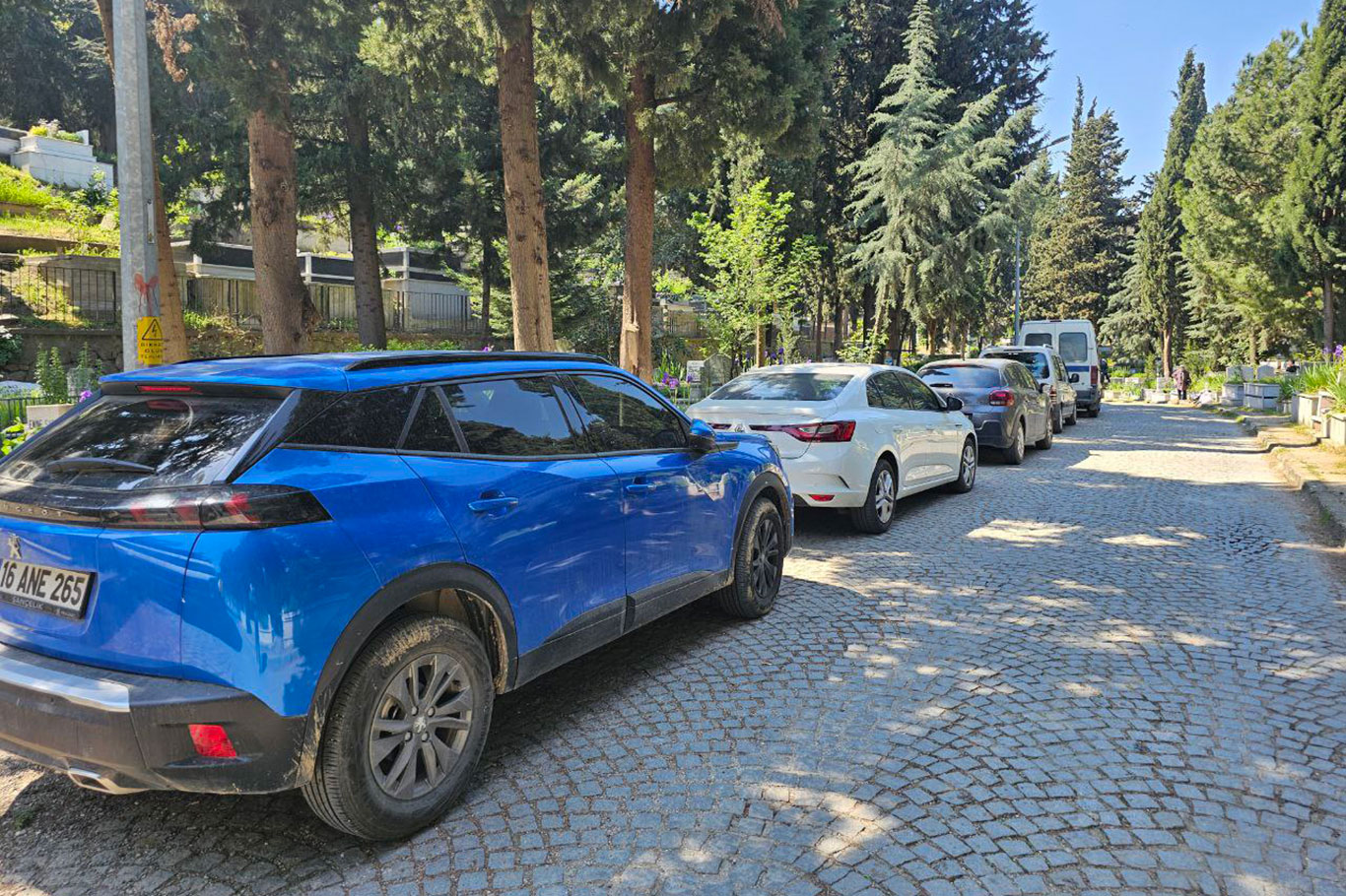 Bursa'da mezarlık ve türbelerde arife yoğunluğu
