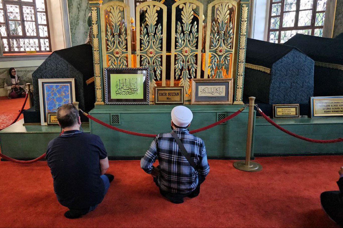 Bursa'da mezarlık ve türbelerde arife yoğunluğu