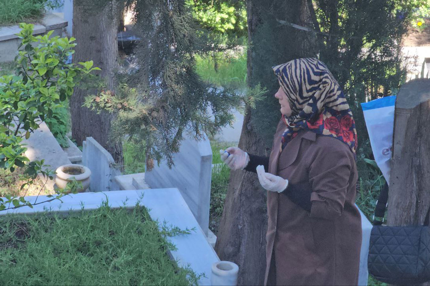 Bursa'da mezarlık ve türbelerde arife yoğunluğu