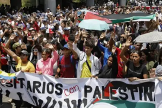 فنزويلا..مئات الطلاب ينظمون مسيرة دعما لفلسطين