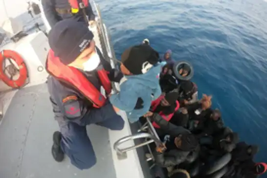 Yunanistan'a gitmek isterken motorları arızalanarak denizde sürüklenen göçmenler kurtarıldı