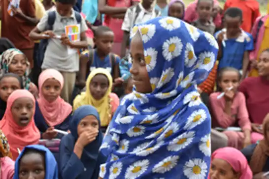 Avrupa Yetim Eli Etiyopya'da kırtasiye yardımıyla çocukların yüzünü güldürdü