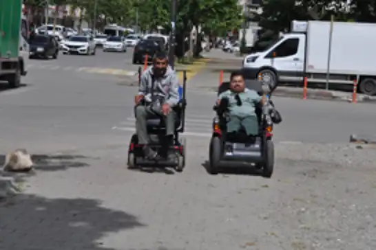 Engelliler, araçların kaldırımlara park edilmesinden şikâyetçi