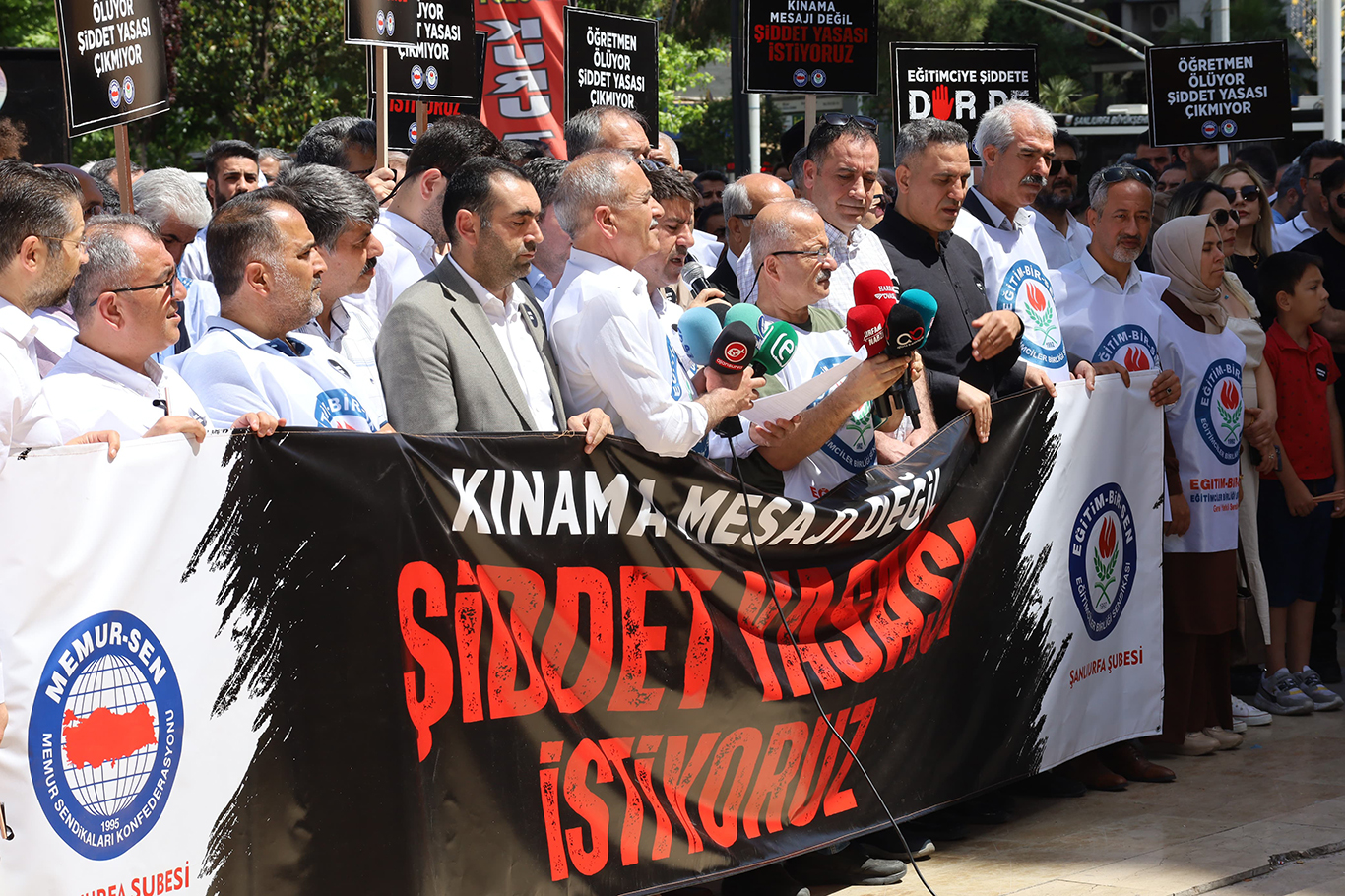 Şanlıurfa'da, eğitim çalışanlarına yönelik artan şiddete tepki gösterildi
