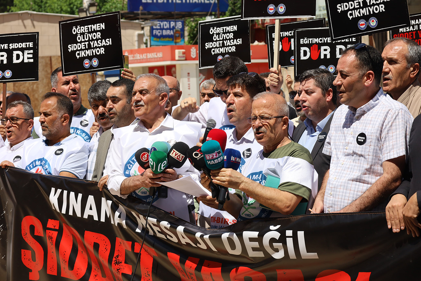 Şanlıurfa'da, eğitim çalışanlarına yönelik artan şiddete tepki gösterildi