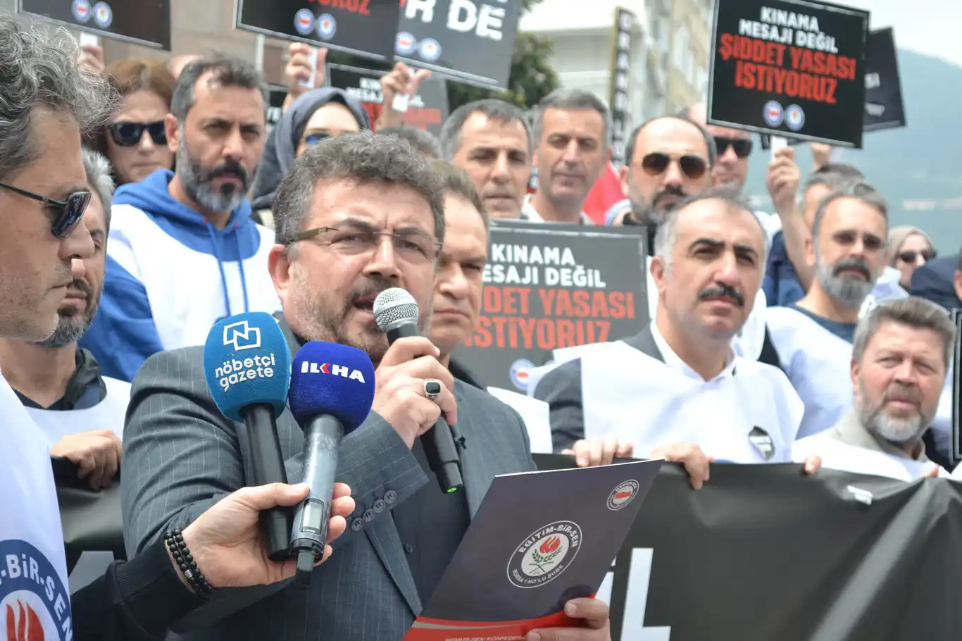 Okul müdürüne yapılan silahlı saldırı Bursa'da protesto edildi