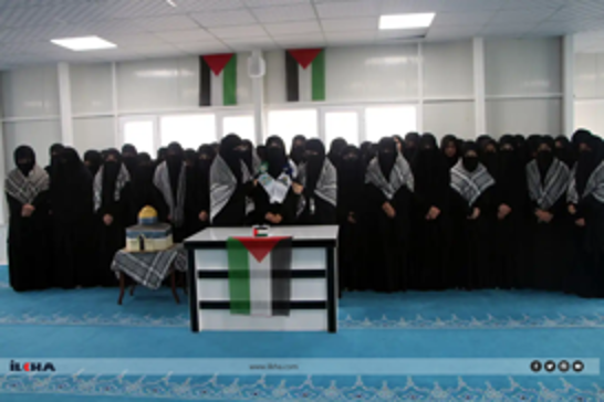 طالبات المدارس الدينية يقدمن دعماً لغزة