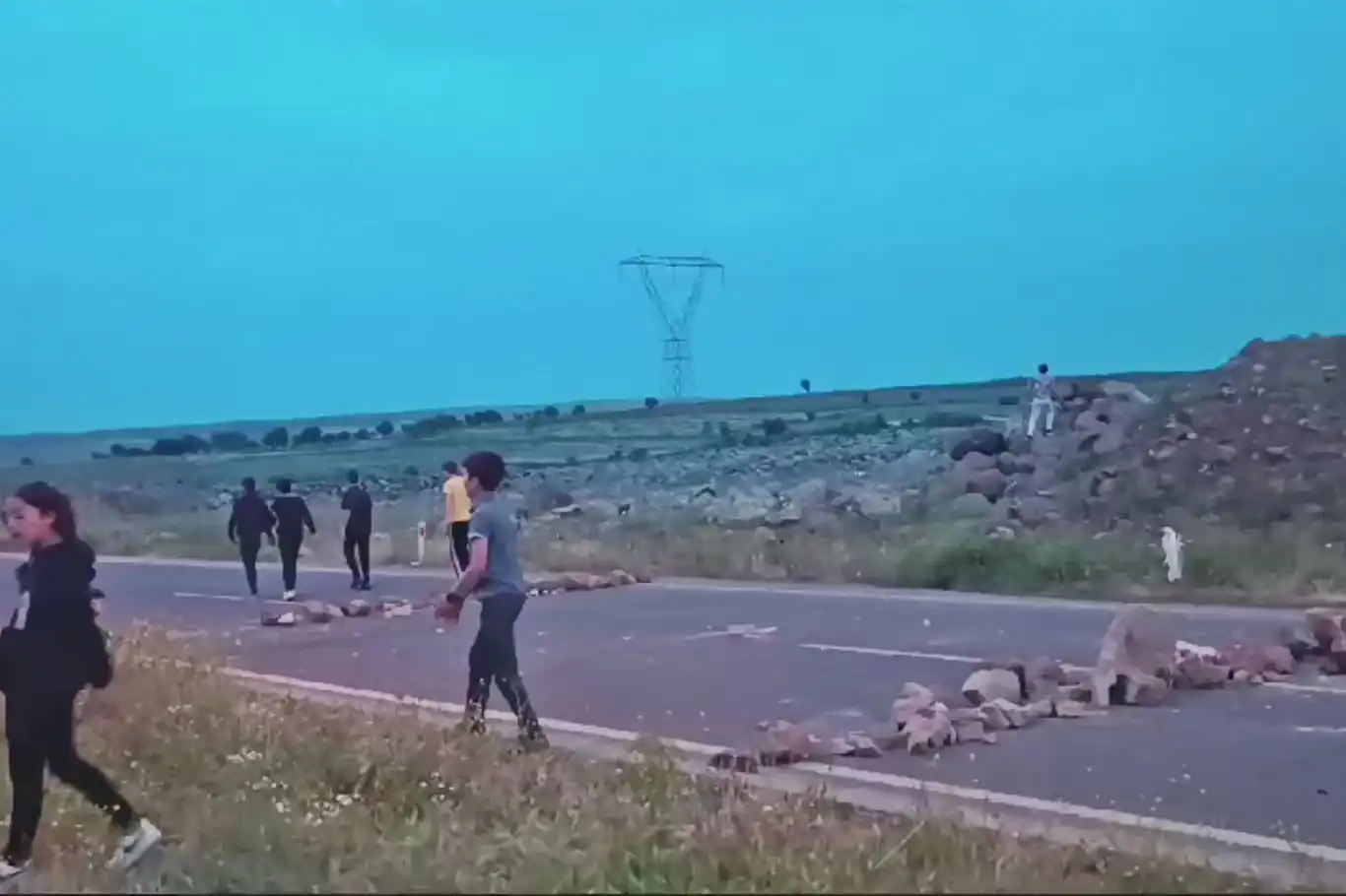 İdil'de 5 yaşındaki çocuğun öldüğü trafik kazası sonrası halk yolu kapattı İdil'de 5 yaşındaki çocuğun öldüğü trafik kazası sonrası halk yolu kapattı