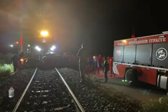 Trenin altında kalan otomobil sürücüsü  hayatını kaybetti