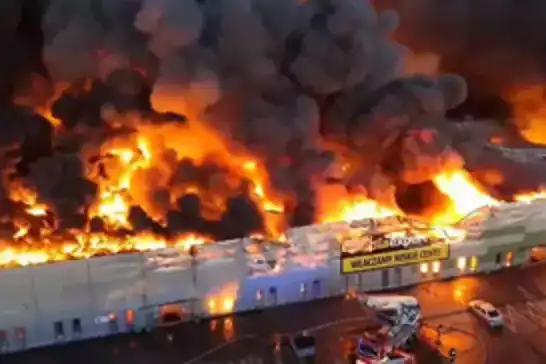 Polonya'da 1400 mağazanın bulunduğu AVM'de yangın  