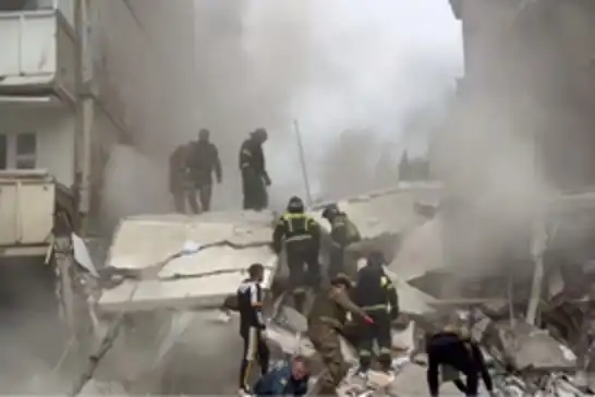 انهيار مبنى نتيجة القصف في روسيا، ولا يزال العديد من الأشخاص محاصرون تحت الأنقاضٍ.