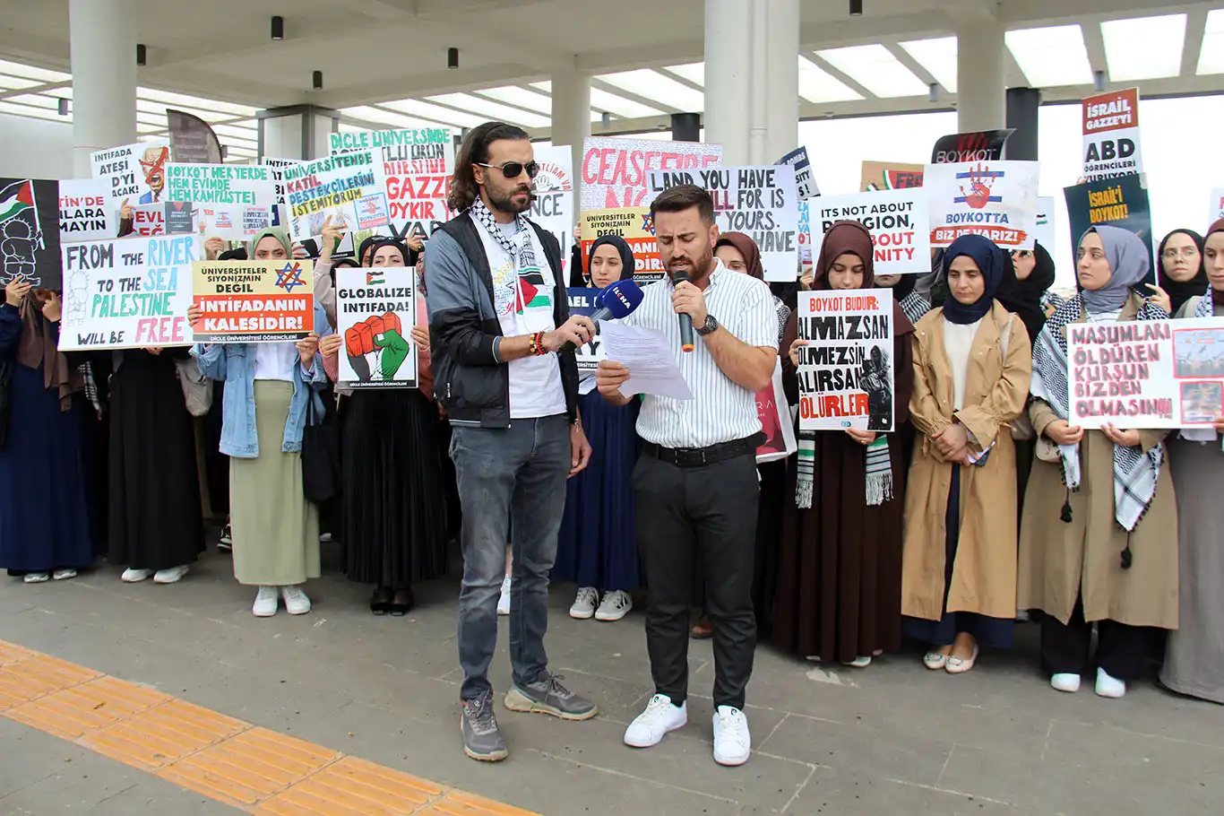 Dicle Üniversitesi öğrencilerinden kafelere işgal rejiminin mallarını boykot çağrısı Dicle Üniversitesi öğrencilerinden kafelere işgal rejiminin mallarını boykot çağrısı