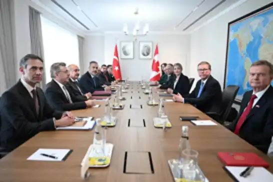 وزير الخارجية التركي فيدان يلتقي بوزيرة الخارجية الكندية جولي