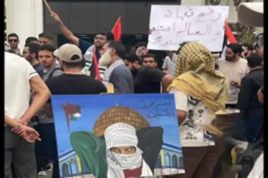 طلاب الجامعات في ليبيا: "دمائنا وأرواحنا فداءك يا غزة"