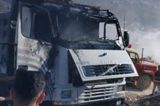 مستوطنون صهاينة يحرقون شاحنة للاحتلال قرب رام الله ظنًا أنها تحمل مساعدات لغزة