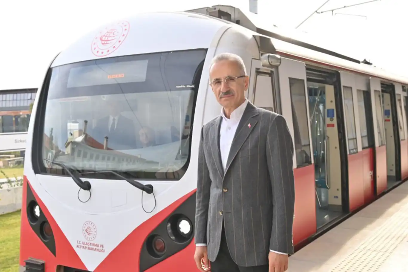 Bakan Uraloğlu: Trenler yarın ücretsiz Bakan Uraloğlu: Trenler yarın ücretsiz