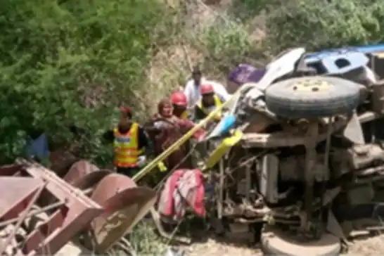 باكستان.. مصرع 14 شخصاً إثر سقوط حافلة ركابٍ في منحدر 