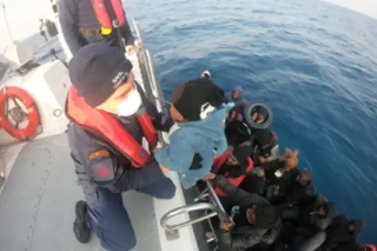İzmir açıklarında 26 düzensiz göçmen kurtarıldı, 17 göçmen yakalandı