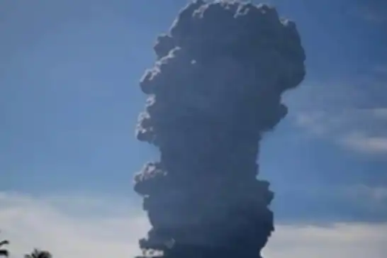 إندونيسيا.. إخلاء 7 مناطق بسبب ثوران بركان إيبو